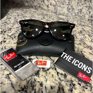 Ray-Ban Wayfarer Sunglasses 🕶️